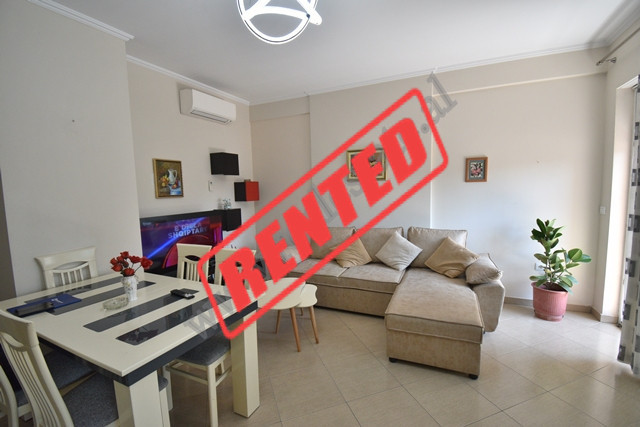 Apartament 1+1 me qira ne rrugen e Bogdaneve prane Qendres se Tiranes.
Pozicionohet ne katin e 4-te
